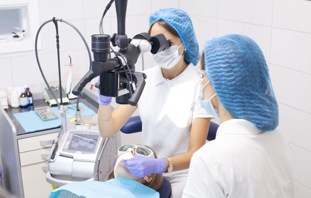 Zastosowanie mikroskopii stomatologicznej ma szczególne znaczenie w przypadku trudnych i skomplikowanych przypadków
